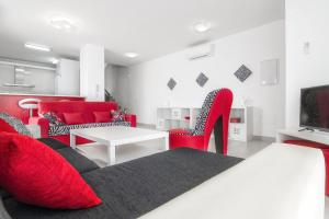 サン・ホセにあるVilla Paraísoの赤い家具と赤いソファ付きのリビングルーム