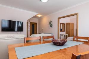 sala de estar con mesa y sofá en Villa Turquesa By ALGARVEMANTA, en Manta Rota