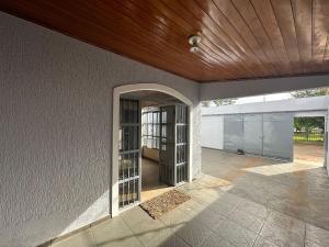 einen offenen Eingang zu einem Haus mit Holzdecke in der Unterkunft Pousada Residencial - PVH in Porto Velho