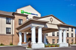 クローフォーズビルにあるHoliday Inn Express Hotel & Suites Crawfordsville, an IHG Hotelの建物の前にガゼボがあるホテル