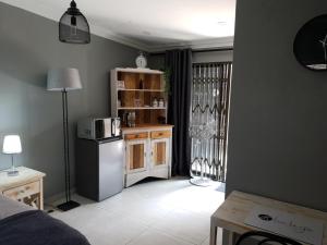 um quarto com uma cozinha com um frigorífico e um micro-ondas em Haleys Guest House em Benoni