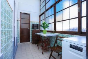 a kitchen with a table and a potted plant at Patio da Foz - Appartement très accueillant centre-ville in Figueira da Foz