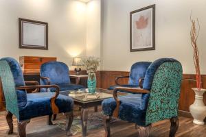 The Chinar Resort & Spa, Pahalgam的休息区