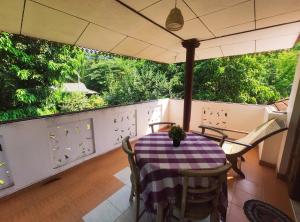 Balkón nebo terasa v ubytování Bird House Homestays