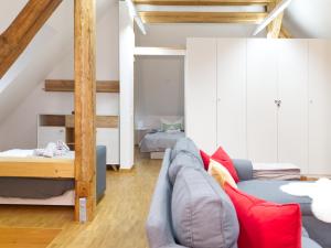 ein Wohnzimmer mit einem Sofa und einem Etagenbett in der Unterkunft BohnApartments Altstadt-Loft - Wasserbett - gratis Parkplatz - WLAN - Zentrum in Erfurt
