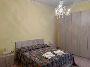 ein Schlafzimmer mit einem Bett mit Handtüchern darauf in der Unterkunft Nespolilla in Petrosino