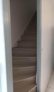 - un escalier dans une chambre avec un escalier dans l'établissement Gite La Revinoise, à Revin