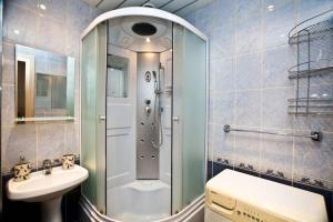 A bathroom at DELUX "Удобно в аэропорт"