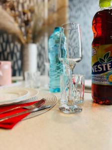 um copo de vinho sentado numa mesa ao lado de uma garrafa em Zizi's House Gării 2 em Brasov