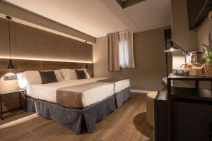 1 dormitorio con 1 cama grande en una habitación en Yomo Eureka, en Andorra la Vella