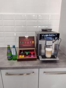 um balcão de cozinha com comodidades para preparar café e um processador de bebidas em Apartament Nad Jeziorem Brenno em Brenno