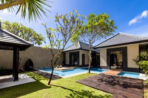 una imagen de una villa con piscina en Luxotic Private Villa and Resort, en Nusa Dua