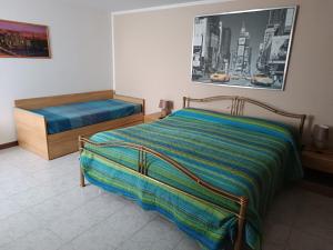 コステルマーノにあるAppartamento gialloのベッドルーム1室(ベッド2台付)が備わります。壁に絵が描かれています。