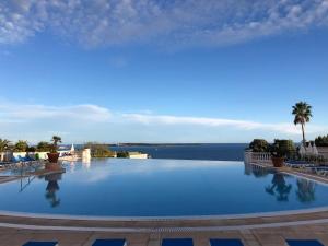 Bazén v ubytovaní CANNES Appartement Duplex Piscine VUE Mer WIFI PARKING CLIM alebo v jeho blízkosti