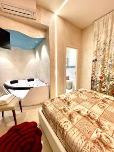 サン・チェザーリオ・ディ・レッチェにあるLuxury B&B Coccolhouseのベッドルーム1室(バスタブ、ベッド1台、バスタブ付)