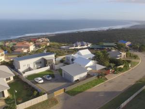 - une vue aérienne sur une maison et l'océan dans l'établissement Erika27 B&B NO LOADSHEDDING, à Dana Bay