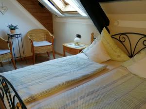 1 dormitorio con 1 cama en una habitación con ventana en Eifelferienwohnungen "Familie Saxler", en Bereborn