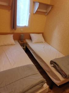 Postel nebo postele na pokoji v ubytování Le p'tit recoin, mobilhome 4 personnes au camping ELDAPI ****