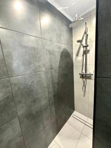 een douchecabine in een badkamer met een douchekop bij TU CASA DEL MAR in Torrevieja