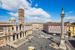- une vue sur une ville avec une tour de l'horloge dans l'établissement Emperooms Guest House, à Rome