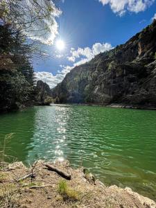 - Vistas a un río verde con montaña en Casas Rurales Mirador del Rio Zumeta, en Santiago de la Espada