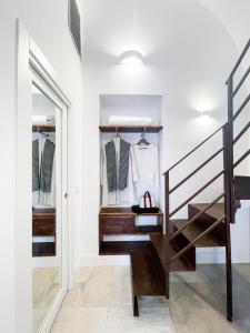 einen begehbaren Kleiderschrank mit einer Treppe und einem Spiegel in der Unterkunft Maison Le Graziose in Sant'Agnello