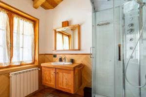 A bathroom at B&B Chalet Il Picchio Még 37 kép