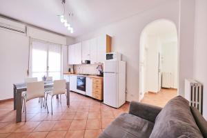 - une cuisine et une salle à manger avec un canapé et une table dans l'établissement Luna, à Buccinasco