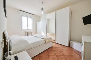 1 dormitorio con 1 cama y TV en Luna en Buccinasco