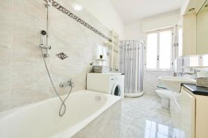 uma casa de banho com uma banheira e um lavatório em Luna em Buccinasco