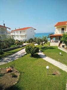 a view of a yard with houses and the ocean at Cosy Fourka Beachfront apartment in Skála Foúrkas
