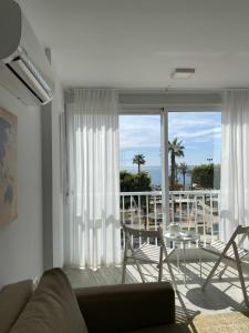 ein Wohnzimmer mit Couch und Blick aufs Meer in der Unterkunft Apartamento 2 habitaciones frontal al mar 3 in Torre del Mar