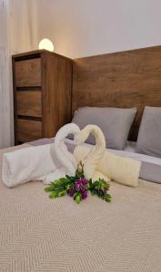 two towel swans sitting on top of a bed at Moderno Apartamento con Vistas al Mar Calpe in Calpe