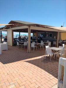 Ресторант или друго място за хранене в Appartamento BIANCOFIORE 150 metri dal mare con giardino