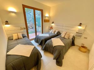 A bed or beds in a room at Cokkinis villa with garden overlooking the sea