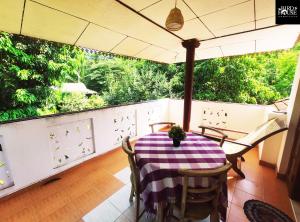Balkón nebo terasa v ubytování Bird House Homestays + 11 fotografií
