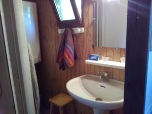 een badkamer met een wastafel en een spiegel bij Les chalets Quazemi à Casteil in Casteil