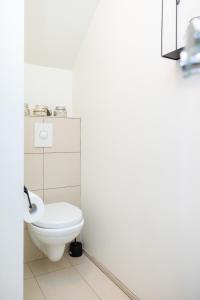 La salle de bains est pourvue de toilettes et d'un lavabo. dans l'établissement Bjarmastígur 4, à Akureyri
