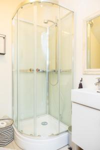 La salle de bains est pourvue d'une douche avec une porte en verre. dans l'établissement Bjarmastígur 4, à Akureyri