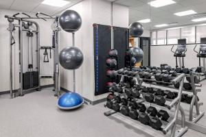 - une salle de sport avec des haltères dans l'établissement SpringHill Suites by Marriott Kansas City Plaza, à Kansas City