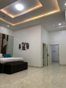 1 dormitorio con 1 cama en una habitación con techo en Jilles apartments -4bedroomduplex24hrlight&security, en Lekki