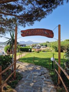 a sign for a hunting cemetery on a path at Barca a vela d’epoca Emibel in Cannigione