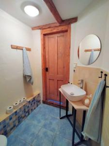 baño con lavabo y puerta de madera en Raj pod 17, en Swiętajno