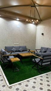 Habitación con mesa, sillas y sofá en شاليهات و فلل عائلية بمسابح خاصة, en Khamis Mushayt