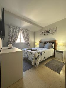 una camera con letto e finestra di Los Lagos de Santa Maria Golf a Marbella