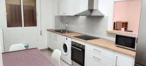 kuchnia z pralką i zlewem w obiekcie El Hogar de Juan Ramón w mieście Huéscar