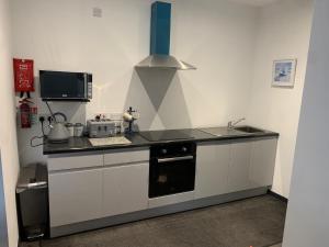 Kuchyň nebo kuchyňský kout v ubytování St Austell Central Apartment