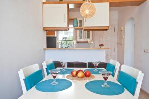 a dining room with a table with fruit on it at Bungalow Playa dOr 4 in Cala d´Or