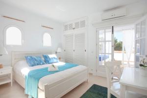 Postel nebo postele na pokoji v ubytování Bungalow Playa dOr 4 + 20 fotografií