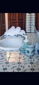 een badkamerbar met een wastafel en borden erop bij Villa Cipriano in Minturno